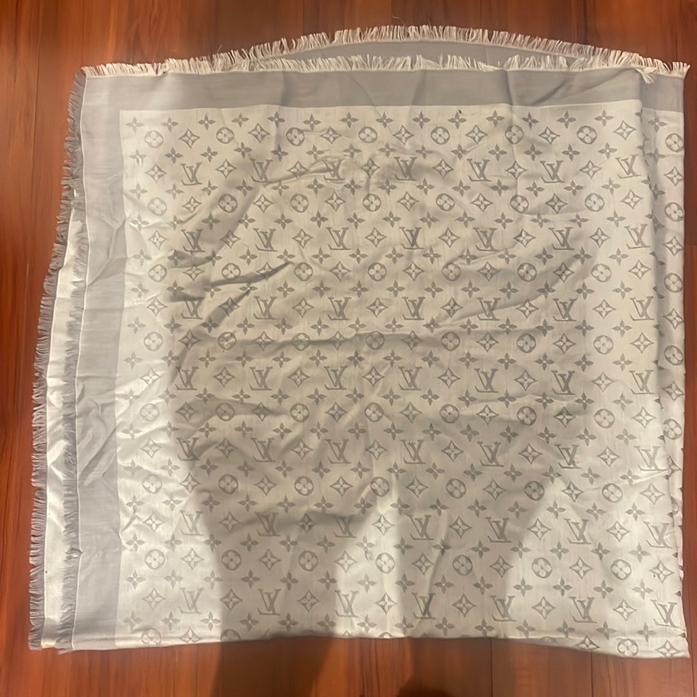 LOUIS VUITTON WRAP